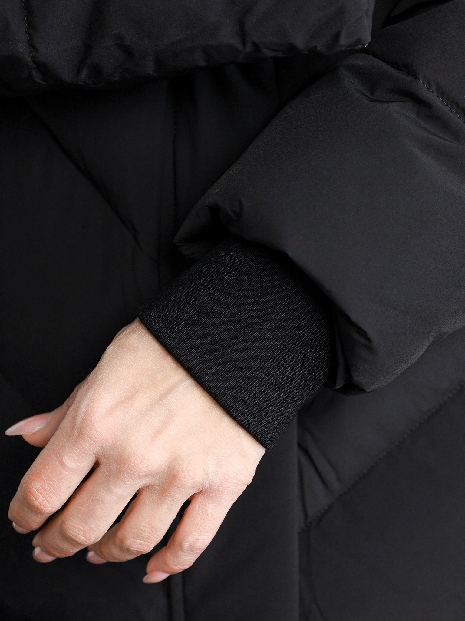 Пуховик черного цвета с двойным капюшоном